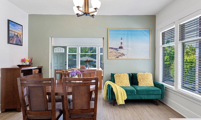Eastlake House | Location!Vintage 3 Bedroom Home in Prime Eastlake Seattle with Private Parking