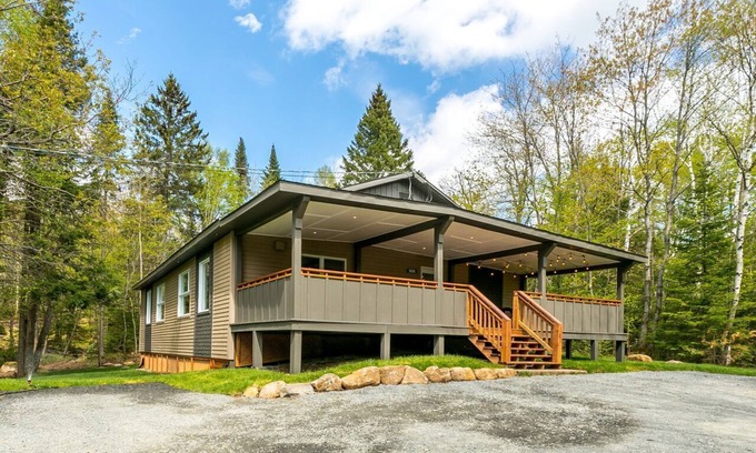 St-Adolphe-d'Howard Ski Chalet | Locations du Sommet - Le Grand Shack