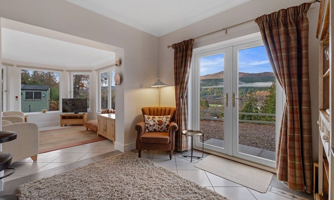 Foyers House | Loch Ness Views Holiday Home with Hot Tub