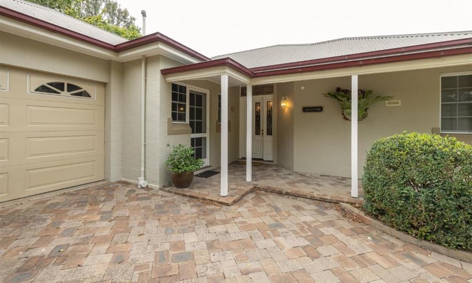 Mount Panorama House | LOCHINVAR/CAMELLIA , MAGNOLIA , MAPLE Cottage For A Relaxing Bathurst Holiday