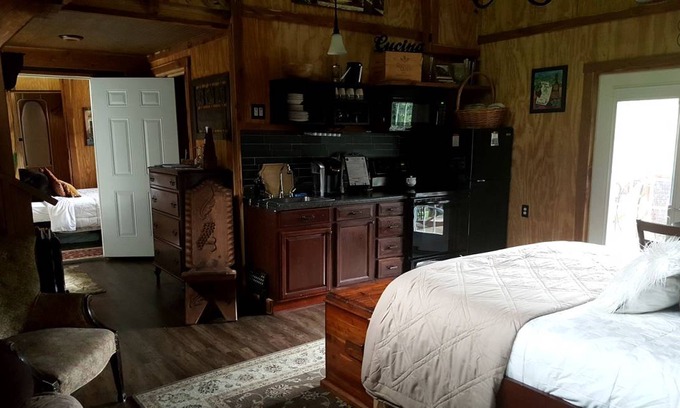 Chestnut Mound Cabin | Lodge ∙ 2 bedrooms ∙ 9 guests