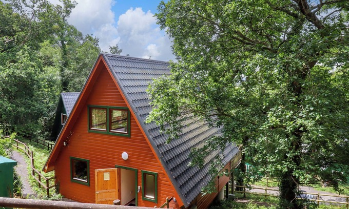 Liverton Cottage | LODGE 45 - LAZY BEAR, pet friendly, with pool in Chudleigh
