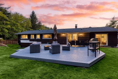 Oak Harbor House | Lodge at Deception Pass by AvantStay Trails Hot Tub Walk to Cornet Bay