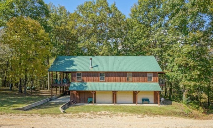 Murfreesboro House | Lodge on Little Missouri river-river decks & access