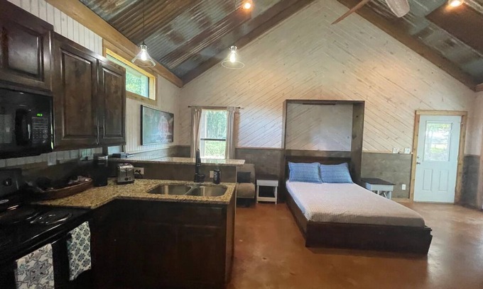 Bandera Cabin | Lodge on Main st-Bandera America!