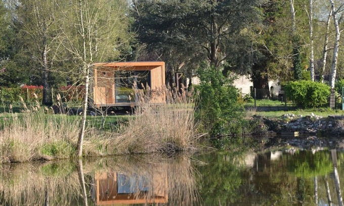 Nouan-sur-Loire Cabin | Lodge on the edge of a pond, at the gateway to Chambord and the Loire.