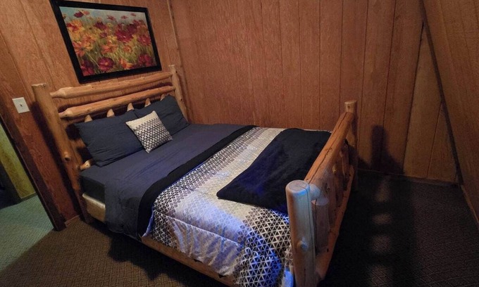 Saddlestring House | Lodge Room Queen (Room #1)