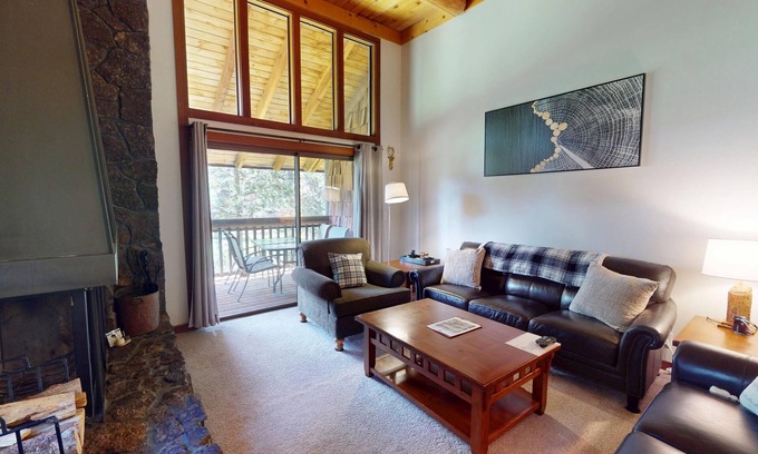 Sunriver Condo | Lodge-Style Stay with A/C, Patio & Golf Views