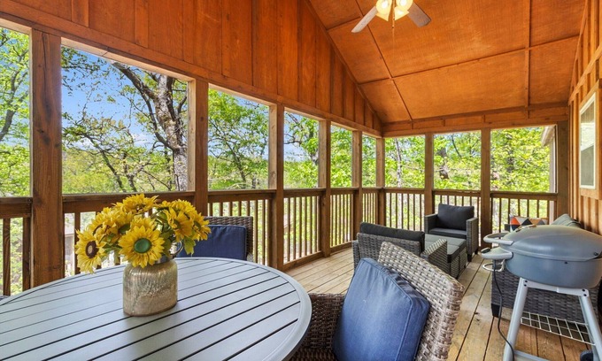 Reeds Spring Cabin | Lodge with Screened-In Porch, Free Wifi, Golf Course At Your Fingertips, Gated Community!