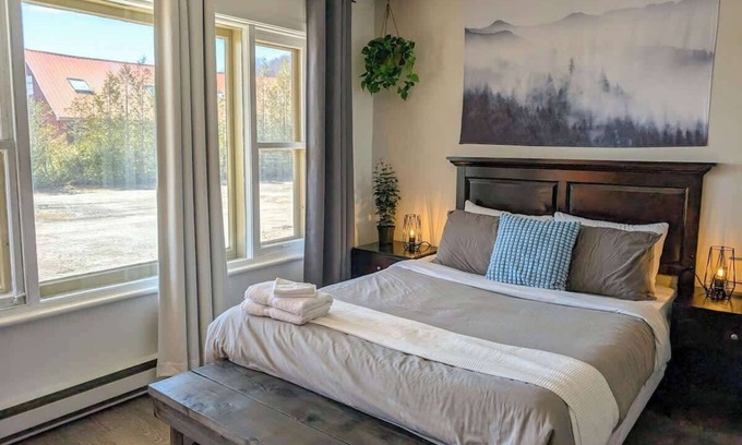 Ste Anne de Beaupre Apartment | Loft 14 | 2 Min Waterfront | BBQ & Fireplace