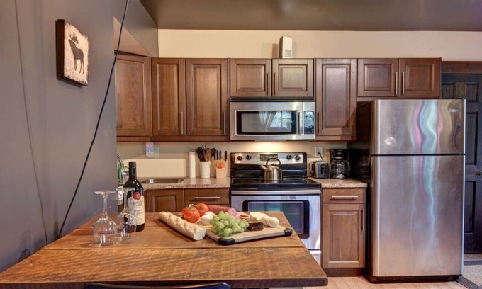 Cantley Apartment | Loft 5 | Hot Tub | Sleeps 4 | Dog Friendly | Lake