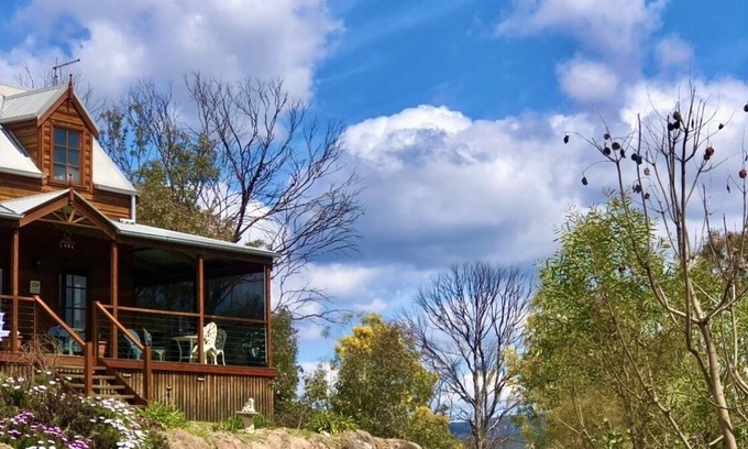 Wyberba Ski Chalet | Loft Haven at Girraween Full house 1 bedroom with queen bed near National Parks