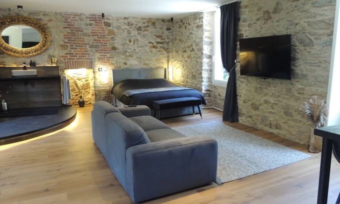 Saint-Dolay Bed & Breakfast | Loft in 18th century water mill