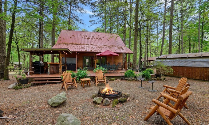 Broken Bow Cabin | Loft sleeps 6 w/pool table & outdoor bar! Down the road from Choctaw Landing!