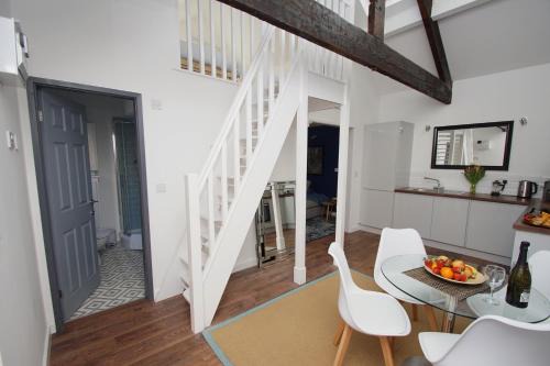 Offerton Apartment | Loft Style Apartment for 4, 1 Broadhurst Court, close to town, station & hospital