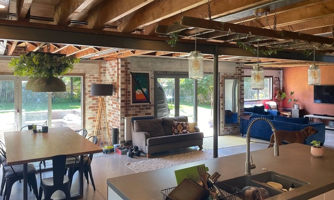 Lynmore House | Loft Style Living Close to Redwoods, bar, bakery. Perfect for Family's, MBikers.