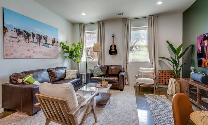 Midtown Cottage | Lofts At 30th - Urban Lodge - Mins to Broadway!