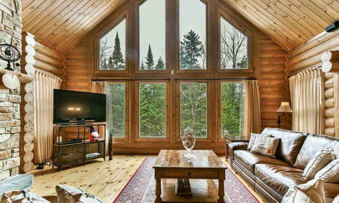 Fiddler Lake Resort Cabin | Log cabin 4 bdrms, spa, indoor& outdoor pool, lake beach, Fiddlerlake resort