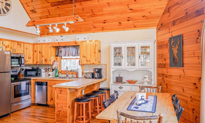 Piney Creek Cabin | Log Cabin, Fireplace, Large Deck, Close to New River