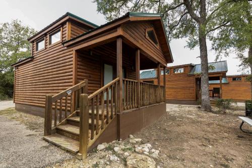 Pipe Creek House | Log Cabin for Family Glamping Vacation near San Antonio