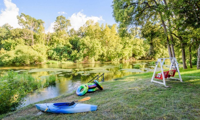 Seguin Cabin | Log Cabin | Guadalupe River | Kayaks | Ping Pong