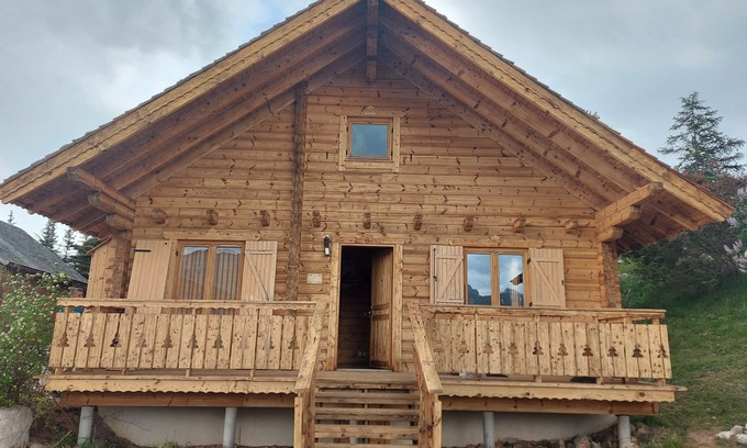Le Devoluy Ski Chalet | Log cabin La Joue du Loup - sleeps 10/12