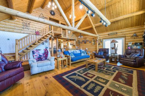 Lawrence House | Log cabin- Lake- kayaks- close to South Haven