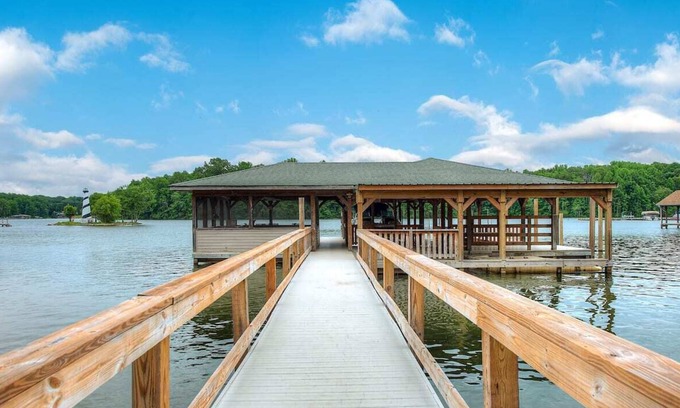 Mineral House | Log Cabin Living on Lake Anna - Warm side