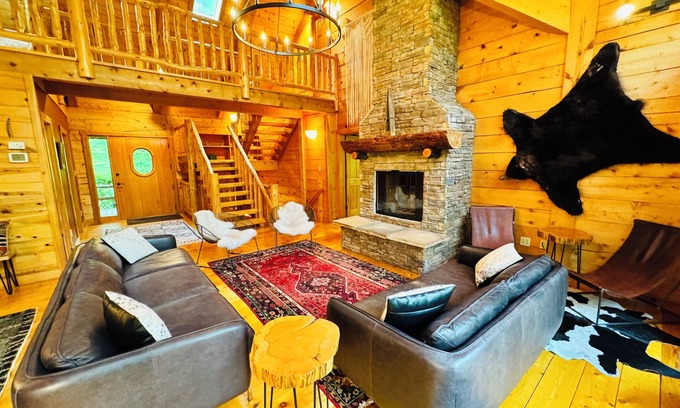 Jenkins Cabin | Log Cabin Oasis With Air Conditioned Treehouse on 20 Acres - Sleeps 32+