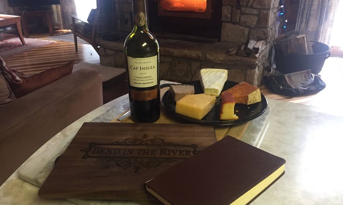 North Frontenac Cabin | Log Cabin Retreat on Mississippi River, hot tub, sleeps 6