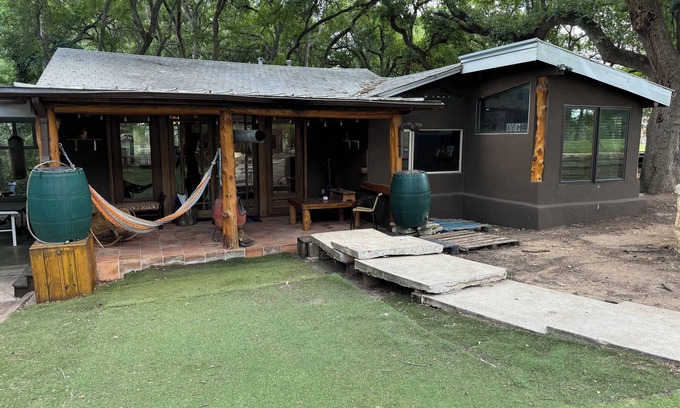 Parker Lane House | Log cabin style home 3 miles from downtown Austin