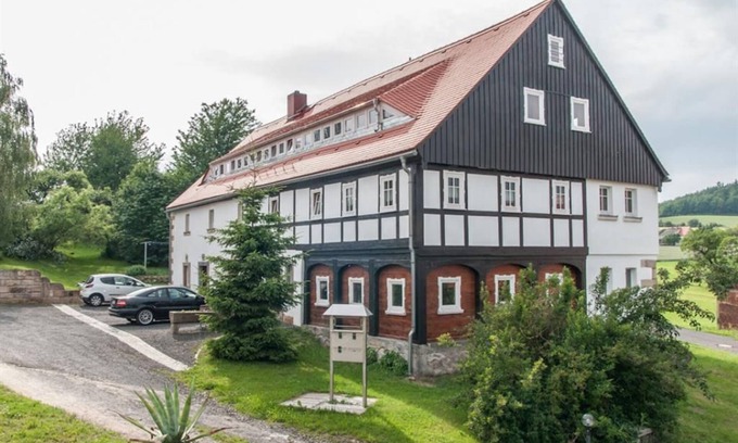 Bertsdorf-Hoernitz Apartment | Log cabin vacation apartment