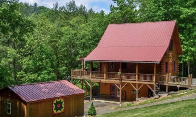 West Jefferson Cabin | Log Cabin w Hot Tub, Roaring Creek. Cabin& road are safe & ready for your visit!