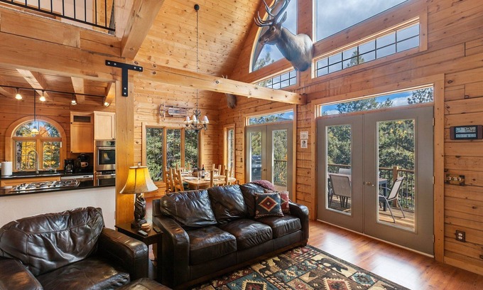 Rainbow Valley Cabin | LOG CABIN w/Mtn View, Hot Tub, & Fireplace!