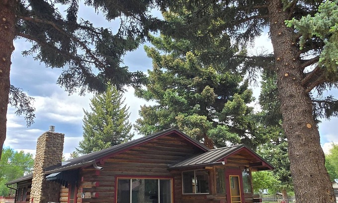 Buena Vista House | Log cabin, walking distance to town. STR-049