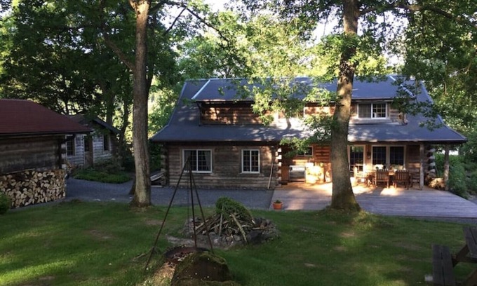 Hohenfels-Essingen Ski Chalet | Log cabin with fireplace in the Volcanic Eifel