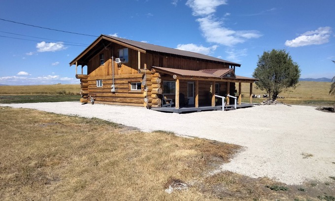 Kalispell Other | Log Farmhouse, tranquility by Lone Pine - 6 mins from Downtown!