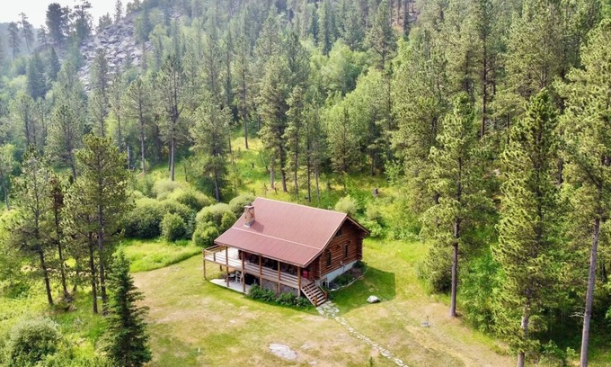 Custer House | Log Home, secluded on a creek
