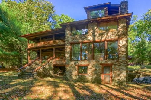 Clarion House | Log Home -wifi-pet Friendly-pavilion