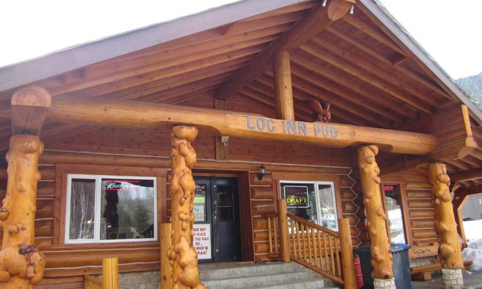 Avola Cabin | Log Inn & Pub