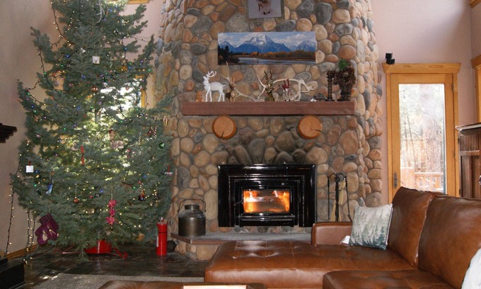 Colorado Springs Cabin | Log Lodge near Colo Springs Just Updated New Toilets, Smart TVs & Lauren bedding