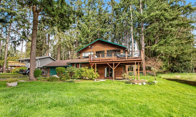 Freeland House | Log-style mountain and bay-view retreat with hot tub, game rooms, & balcony