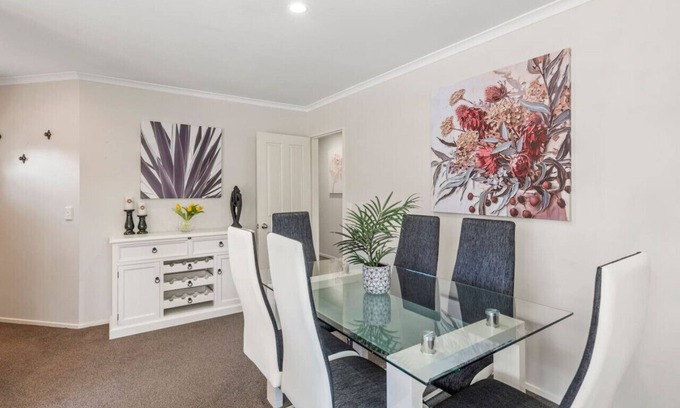 Wharewaka House | Logan House | Stylish Family Retreat w/BBQ, Garage & Comfort