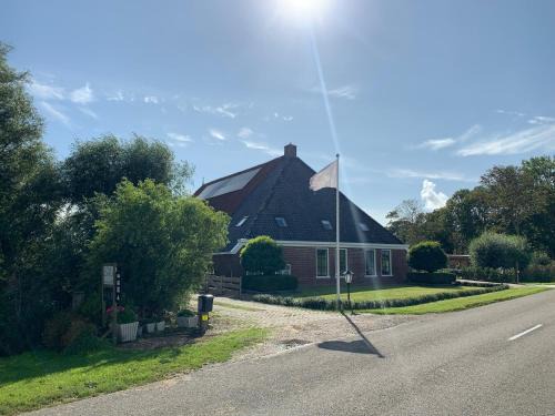 Hitzum Ski Chalet | Logeerboerderij de Salix