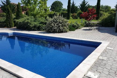 Cahuzac-sur-Vere Apartment | Logement avec piscine, classé 3 étoiles, de 42 m2 tout confort au calme pour un couple