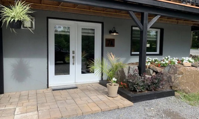 Brownsburg-Chatham Apartment | Logement Tranquille en Nature, Près de Toutes les Commodités!