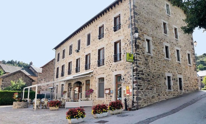 Saint-Poncy Hotel | Logis Hôtel Auberge de l'Allagnonette