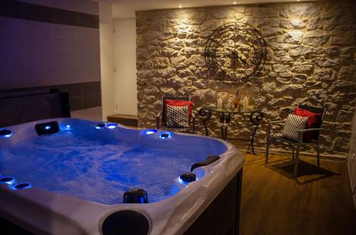 Onet-le-Chateau Hotel | Logis hôtel Aux Berges de l'Aveyron