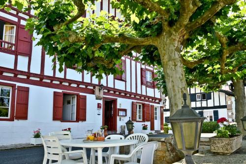 Sare Hotel | Logis Hôtel Baratxartea