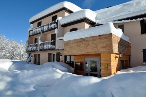 Saint-Jacques-des-Blats Hotel | Logis Hôtel Le Griou
